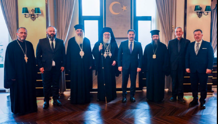 Ο Πατριάρχης Ιωάννης Ι΄ με αξιωματούχους της τουρκικής κυβέρνησης και κληρικούς κατά τη διάρκεια επίσκεψης στην Αντιόχεια. Φωτογραφία: Orthodox News Agency