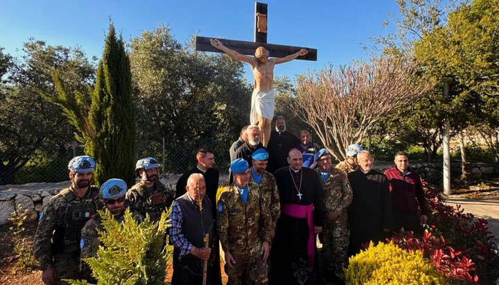 Солдати італійського контингенту UNIFIL та члени християнської громади Дебеля на півдні Лівану стоять біля нещодавно встановленої статуї Христа. Фото: Debel Alerts на Facebook