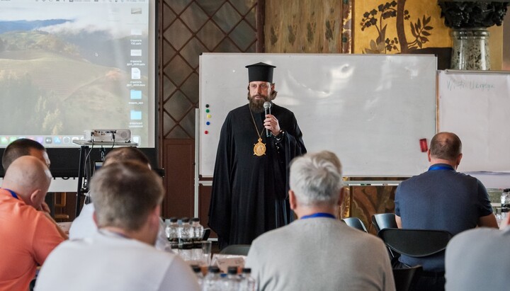 Лотиш проводить лекцію для співробітників школи держуправління. Фото: лаврський заповідник