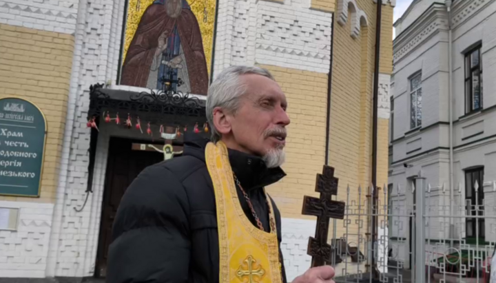 Священник УПЦ отець Георгій на молитовному стоянні біля Лаври. Фото: скриншот t.me/save_Lavra