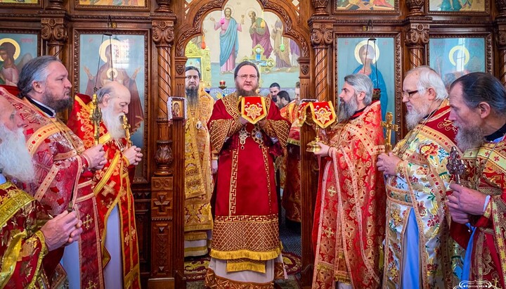 Митрополит Феодосій та священники єпархії служать Літургію. Фото: Черкаська єпархія