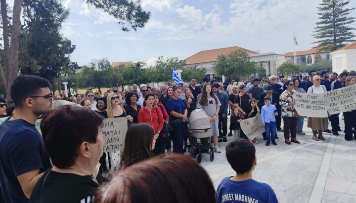 Participants in the rally in support of Metropolitan Tychikos in the square outside Paphos City Hall. Photo: UOJ