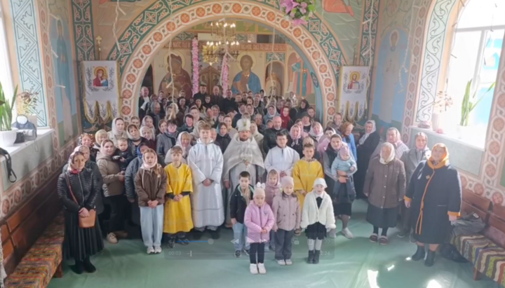 Believers of the UOC village of Serbychany, Chernivtsi region. Photo: video screenshot