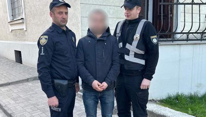 Police and the 33-year-old vandal. Photo: ZAXID.NET