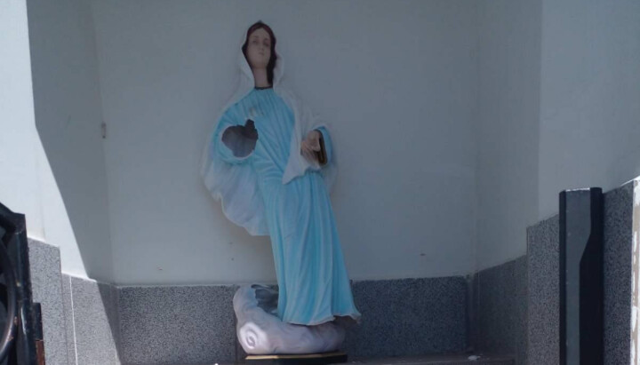Broken statue of the Mother of God. Photo: Teodor Dutchak