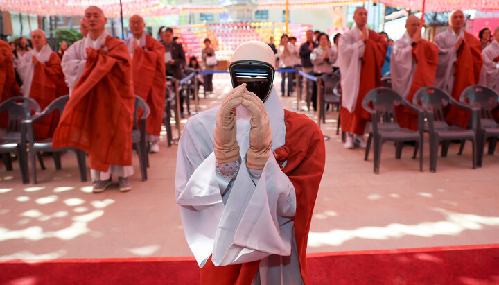 Humanoid robot Gabi during the monk ordination ceremony. Photo: The Guardian