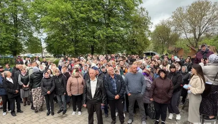 Прихожане УПЦ прогнали организаторов перехода в ПЦУ. Фото: «Буг»