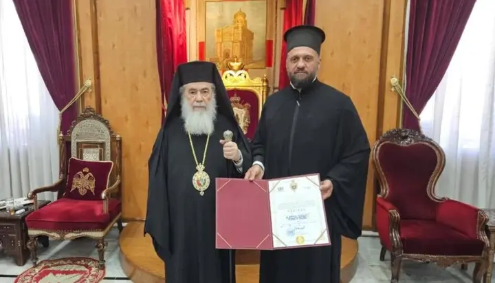 Presentation of the order to Patriarch Theophilos III. Photo: Facebook of the Jerusalem Patriarchate