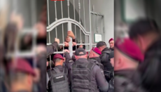 Στην Περεγιάσλαβ η αστυνομία διεξάγει κατάληψη της Μιχαήλειας μονής της ΟΠΕ