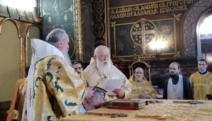 Філарет Денисенко та Іоасаф Шибаєв «рукопокладають» Никодима Кобзаря. Фото: ФБ Шибаєва