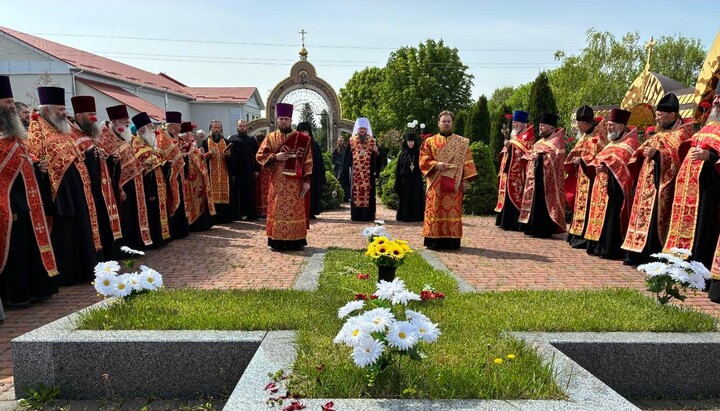 A memorial service at the monument to war heroes. Photo: Cherkasy Blagovestnik
