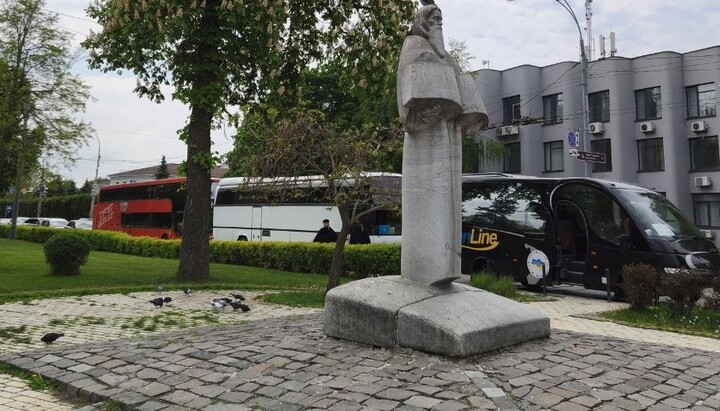 Автобуси з «прихожанами» ПЦУ з регіонів біля стін Лаври. Фото: «Фортеця Лавра»