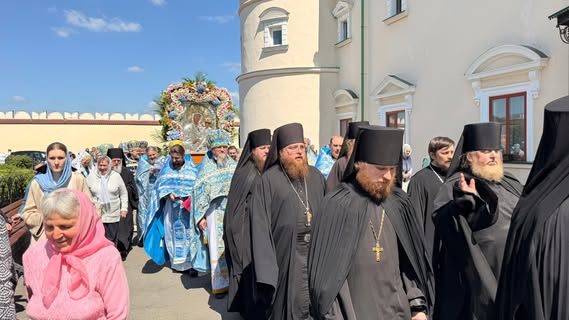 A religious procession with the miraculous icon around the monastery. Photo: UOC Information Center