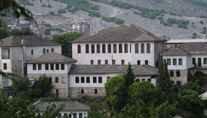Το εκκλησιαστικό λύκειο «Τίμιος Σταυρός» στο Αργυρόκαστρο. Φωτογραφία: Facebook της Αλβανικής Εκκλησίας