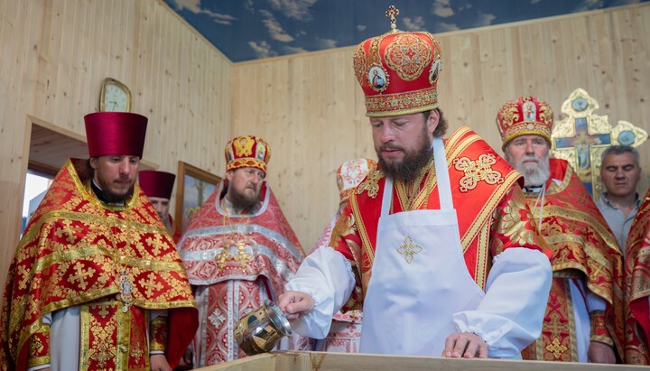 Metropolitan Victor of Khmelnytskyi and Starokostiantyniv at the consecration of the altar. Photo: Khmelnytskyi Eparchy