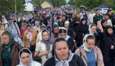 Тисячі людей йдуть хресним ходом до Банченського монастиря