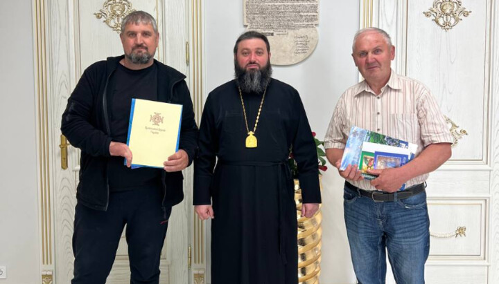 OCU “Bishop” Feohnost with “representatives” of the Serbychany community. Photo: press service of the OCU’s Chernivtsi-Bukovyna Eparchy