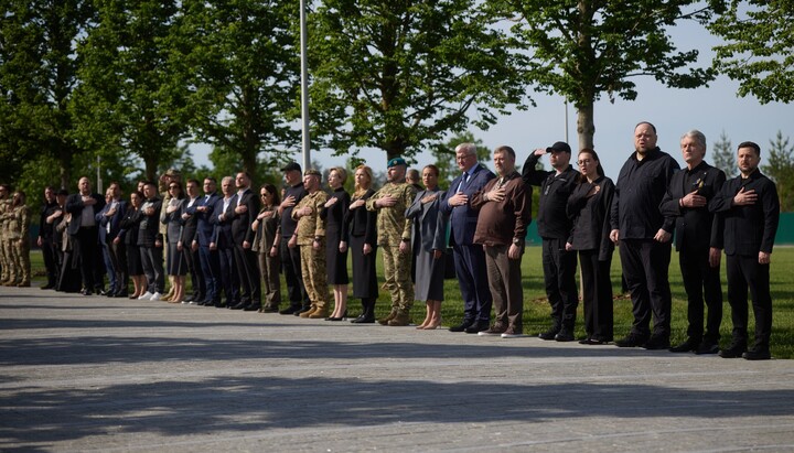 Керівництво України співає гімн на перепохованні Мельника. Фото: ФБ Зеленського