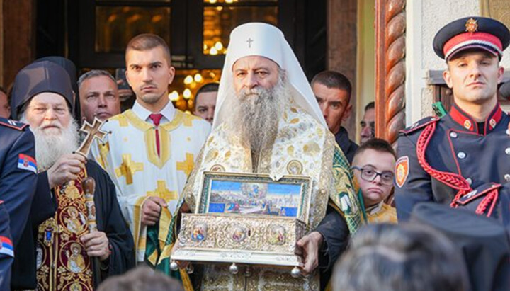Patriarch Porfirije carries the reliquary with the Belt of the Theotokos. Photo: Serbian Church press service
