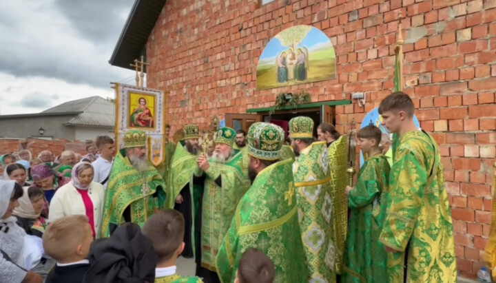 Престольне свято в переслідуваній громаді УПЦ у Ржавинцях. Фото: скриншот You-Tube-каналу «Протоієрей Сергій Козарь»