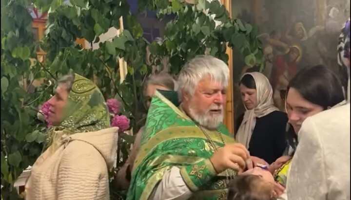 Переслідувана громада УПЦ в Панці відзначила Трійцю. Фото: скріншот відео Фейсбук
