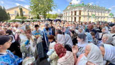 Сотни верующих почтили чудотворный образ Богородицы в Корецком монастыре