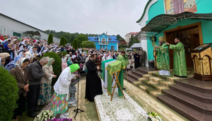 Святкове богослужіння Молницької обителі. Фото: Фейсбук вірних Чернівецької єпархії
