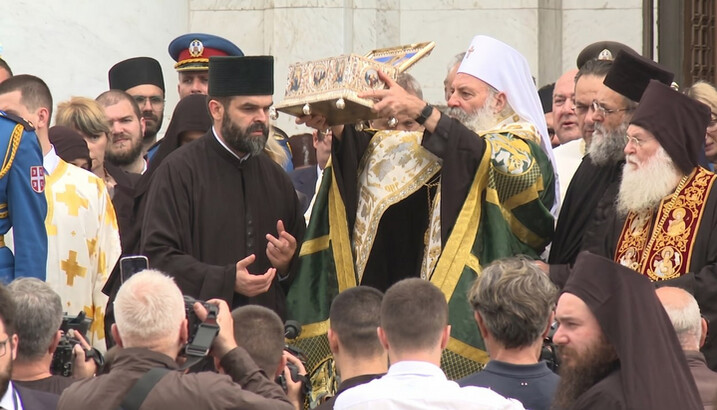 Патріарх Порфірій благословляє народ Поясом Пресвятої Богородиці. Фото: скріншот прямої трансляції