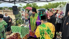 UOC hierarch consecrates memorial crosses and chapel in Vartykivtsi