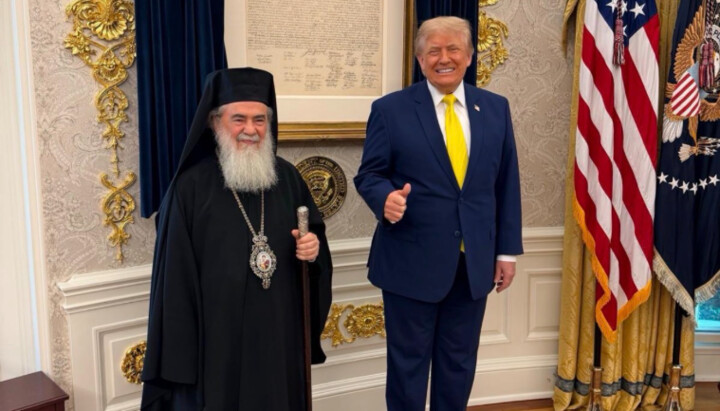 Патриарх Феофил III и Дональд Трамп в Белом доме. Фото: страница в X советника США по делам арабских стран и Африки