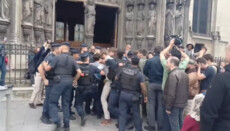 У Парижі поліція побила віруючих за протест проти осквернення храмів