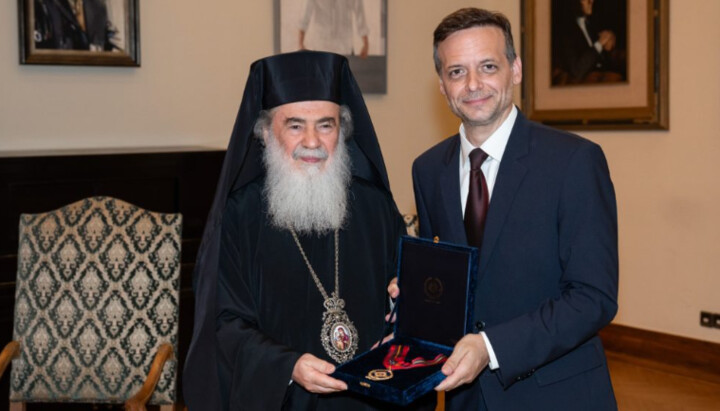 Athens Mayor Haris Doukas presenting the award to Patriarch Theophilos III. Photo: Vima Orthodoxias