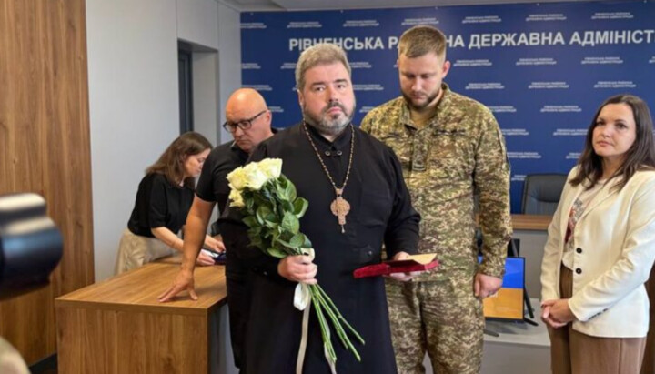 Протоієрей Олександр Максимюк отримав нагороду, посмертно привласнену його синові. Фото: Рівненська єпархія
