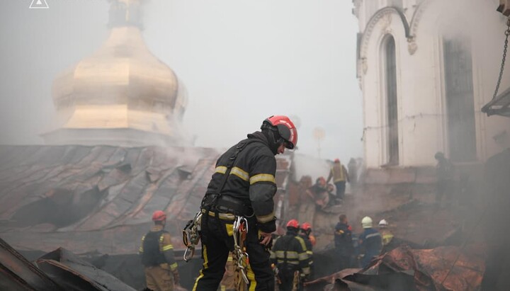 Firefighting efforts on the roof of the Lavra’s Dormition Cathedral. Photo: State Emergency Service of Ukraine