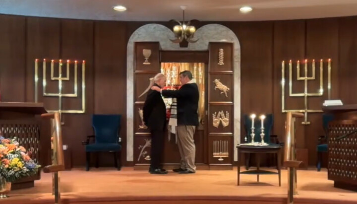 Равин «благословляє» американського єпископа РКЦ. Фото: скриншот You-tube каналу Temple Shalom