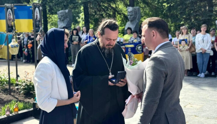 Вручення посмертної нагороди. Фото: Інформаційно-просвітницький відділ УПЦ