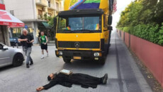 У Салоніках вірянин, щоб зупинити гей-парад, ліг перед ним на землю
