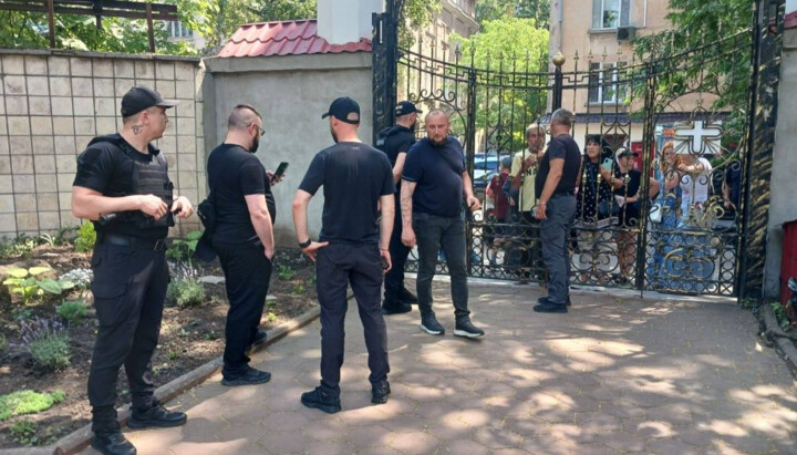 Unknown individuals are attempting to break into a UOC church in Odesa. Photo: Telegram channel of the Odesa Eparchy