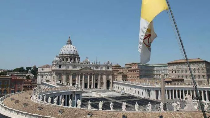 Вид на собор Святого Петра та прапор Ватикану. Фото: National Catholic Register