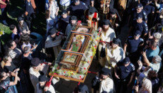 Δεκάδες χιλιάδες πιστοί υποδέχθηκαν τα λείψανα του Αγίου Ιωάννη του Νέου στη Σουτσεάβα