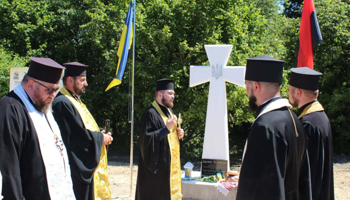 ПЦУ освятила пам'ятний знак командиру УПА. Фото: Волинська облрада у Фейсбуці