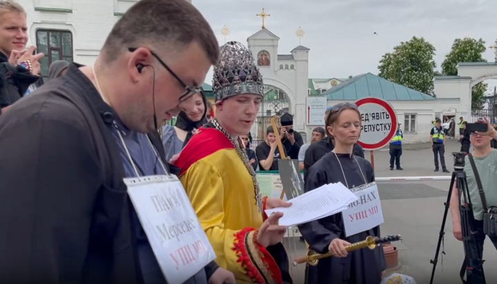 Маг Веліар, який агітує за ПЦУ, разом з активістами проводить «відспівування» УПЦ. Фото: СПЖ