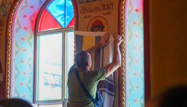 У захопленому храмі Одеси фрески святих завісили українськими прапорами. Фото: Фейсбук Одеської єпархії ПЦУ