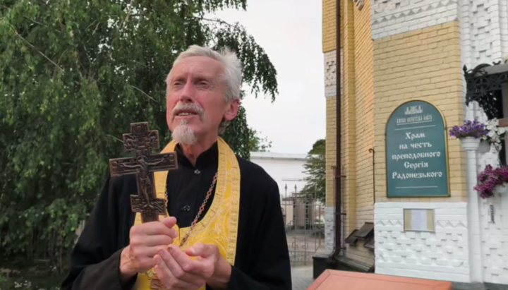 Священник УПЦ на молитовному стоянні біля Лаври. Фото: скриншот t.me/save_Lavra
