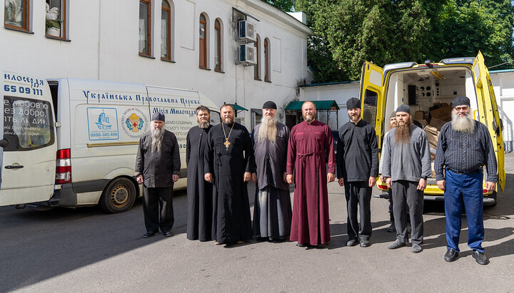 Священнослужителі та волонтери УПЦ доставили гуманітарну допомогу до Святогірської лаври. Фото: УПЦ