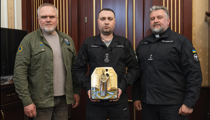 Буданов прийняв ікону, намальовану на бронеплиті. Фото: Facebook Буданова
