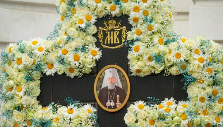 At the grave of His Beatitude Metropolitan Volodymyr at the Kyiv-Pechersk Lavra. Photo: UOC