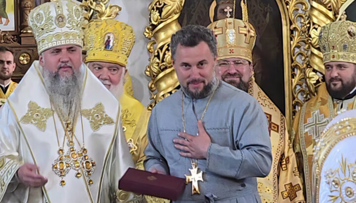Думенко нагороджує Грищука. Фото: скриншот ФБ-сторінки ПЦУ