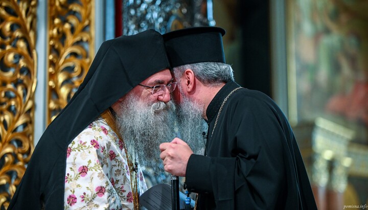 Ο Ντουμένκο αγκαλιάζεται με τον αρχιμανδρίτη Βαρθολομαίο. Φωτογραφία: ΟΕΥ