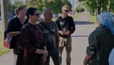 У Кременчуці активісти ПЦУ викликали ТЦК на богослужіння гнаної громади УПЦ